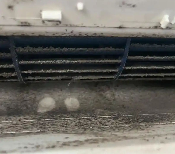 雅江空调吹的风有股烧焦味是怎么回事